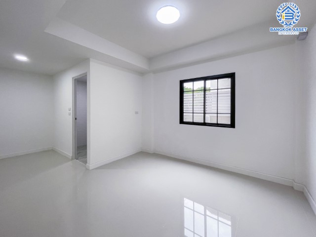 *****บ้านเดี่ยวมือสอง นนทบุรี ม.กฤษดานคร10 รัตนาธิเบศร์ เนื้อที่กว้างขวางมากถึง 71 ตร.ว. ฟังก์ชัน 4 ห้องนอน 4 ห้องน้ำ ที่จอดรถ 3 คัน บ้านสวย ตกแต่งสไตล์โมเดิร์น พร้อมเข้าอยู่ได้ทันที! โครงการตั้งบนทำเลแห่งการเดินทาง ใกล้รถไฟฟ้าสายสีม่วง "สถานีสามแยกบางใหญ่" และจุดขึ้นทางด่วน "กาญจนาภิเษก" จองด่วน!